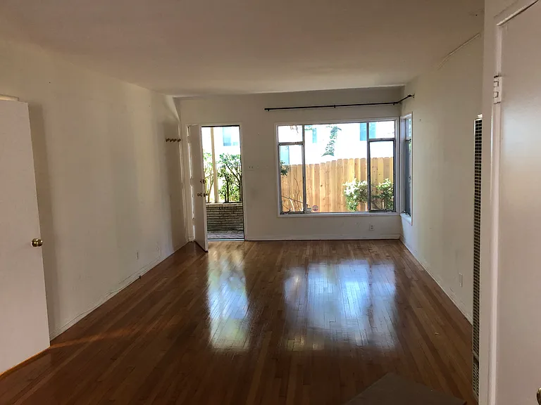 811 4th St #B — Photo 4