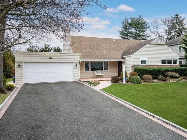 16 Arbor Road, East Hills, NY 11577