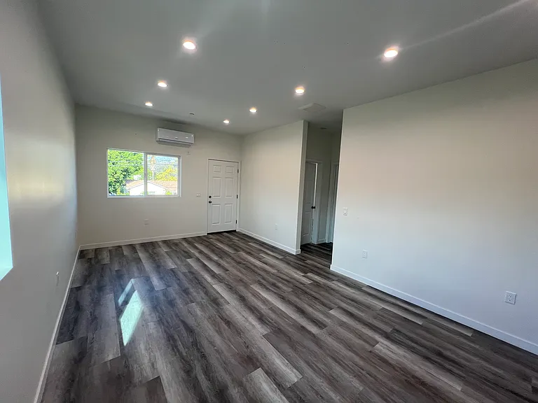 11616 Hamlin St — Photo 33