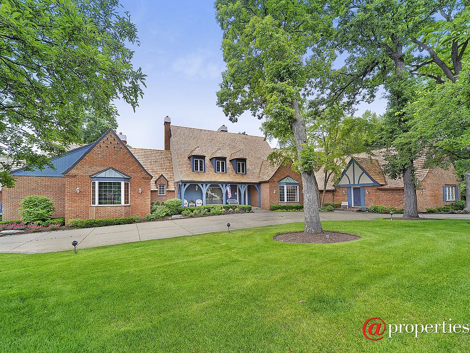 Incredible romantic estate on prime Lakefront
