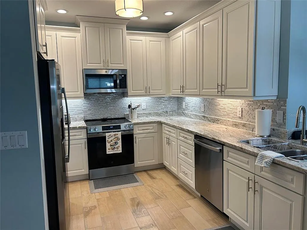3 bed, 2.5 bath, 1857 sqft, $5,100 — Photo 4