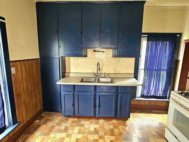 490 Grand St — Photo 10