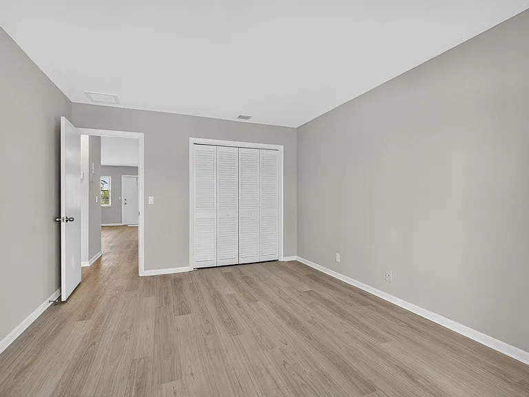 42 Easthampton B — Photo 17