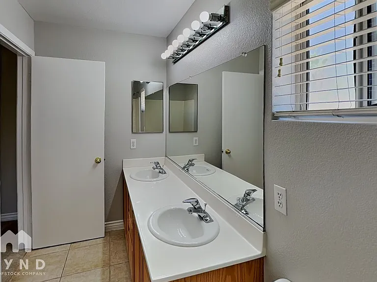 695 Emerald City Ave — Photo 14
