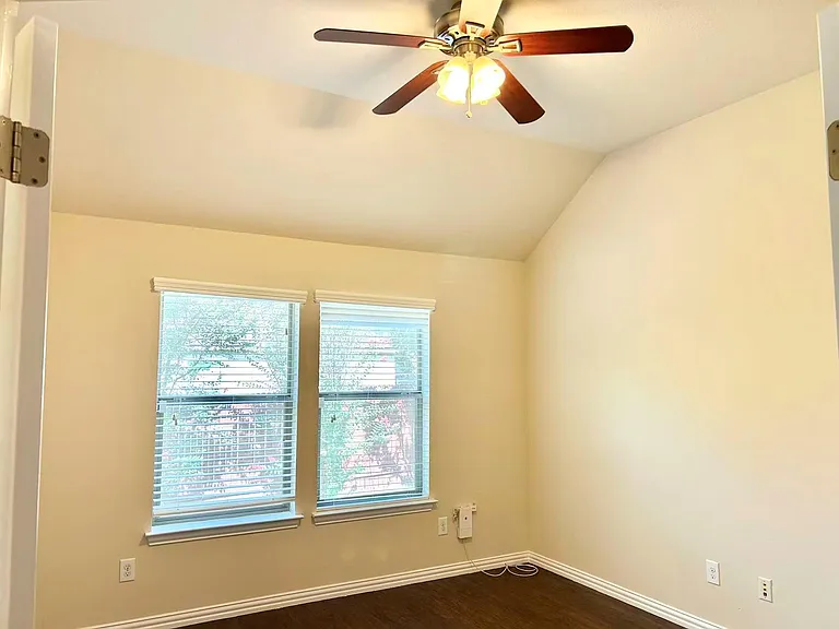 1104 Valerie Cv — Photo 16