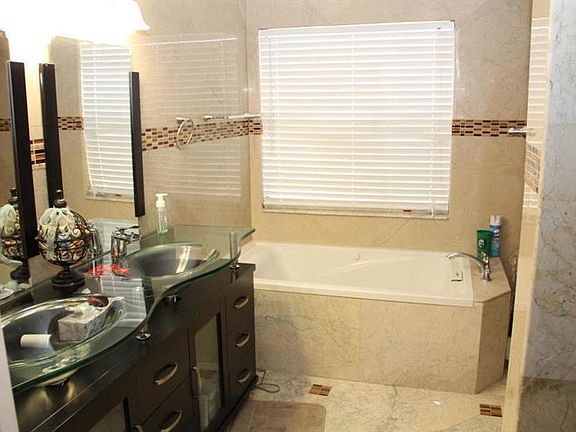 5th image of 590 NW 9th Ct