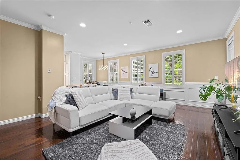 4 bed, 2333 sqft, $6,900 — Photo 3