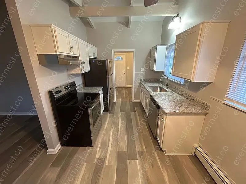 3 bed, 1.0 bath, 1380 sqft, $1,845 — Photo 2