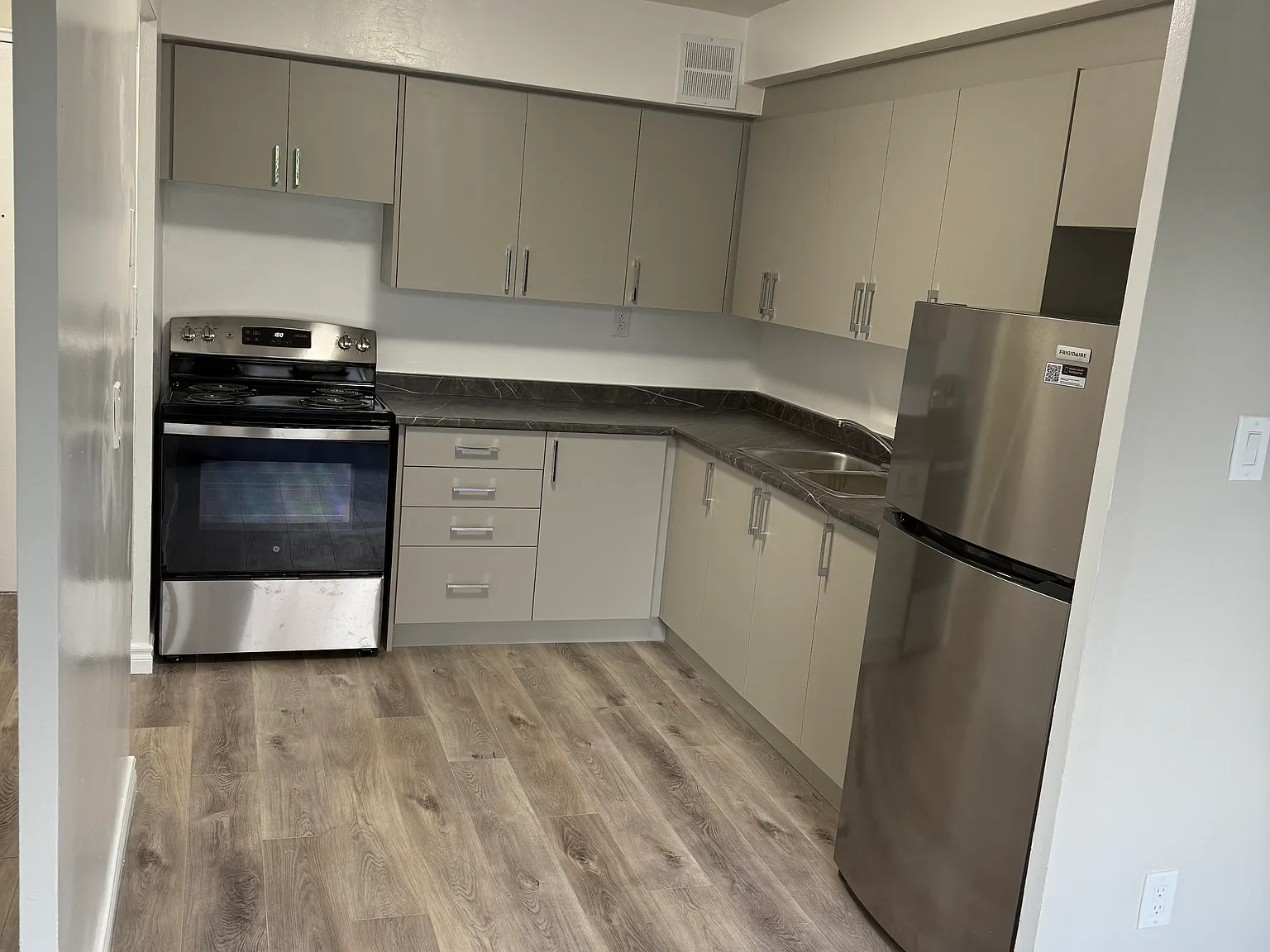 2808 Keele Street Apartments — Photo 3