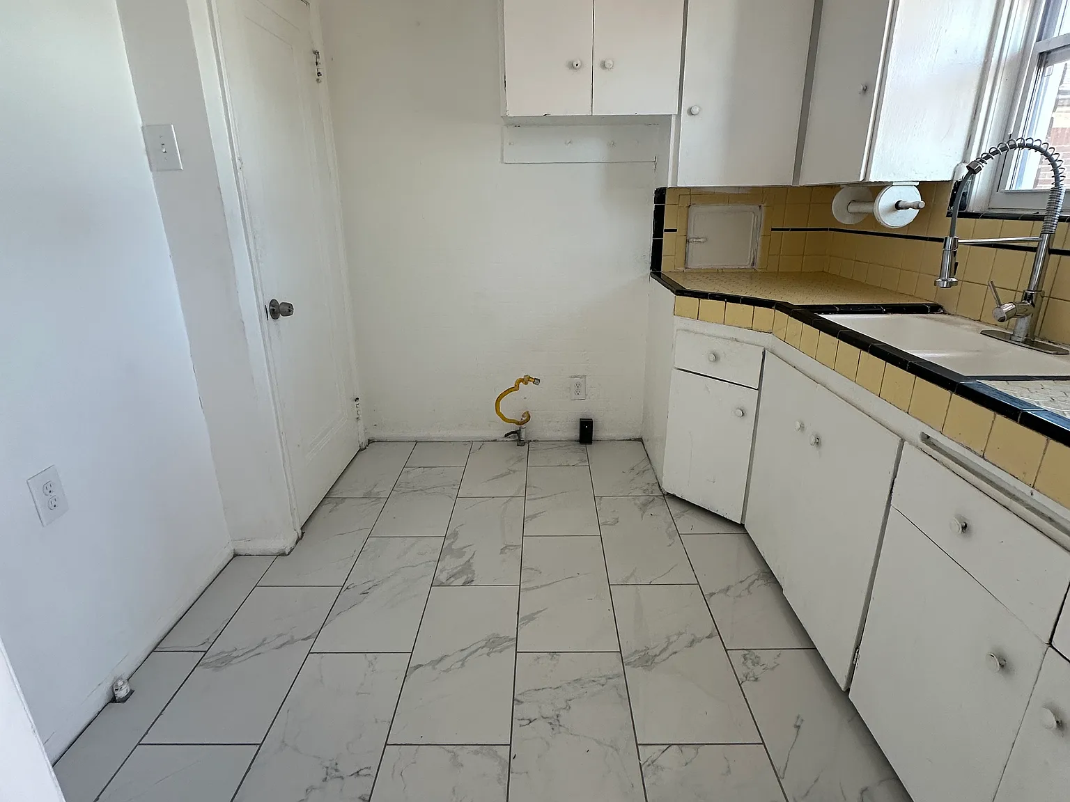 4 bed, 1048 sqft, $1,500 — Photo 2