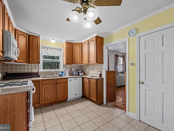 3rd image of 150 Bond St