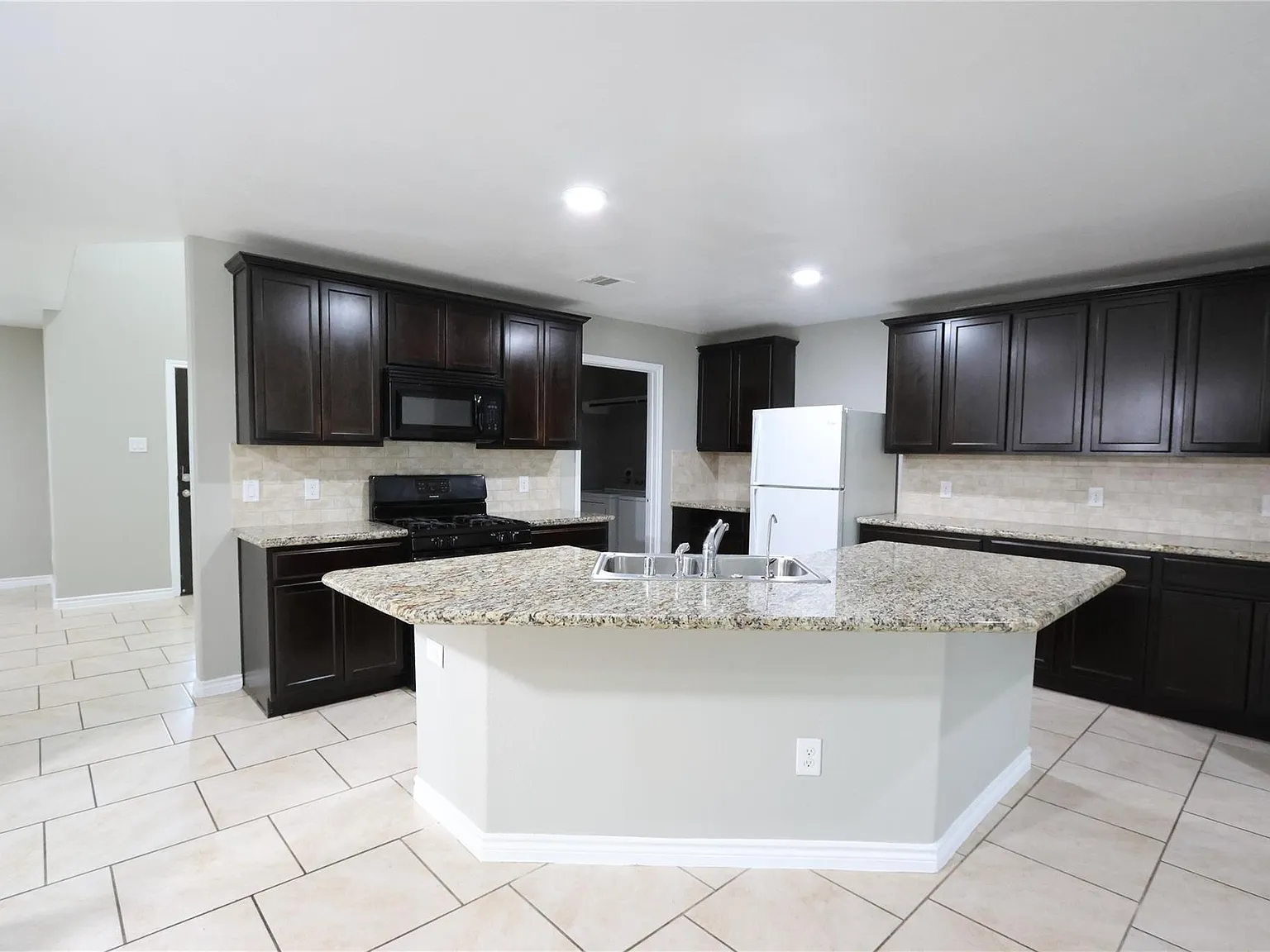 4 bed, 3.5 bath, 2545 sqft, $2,700 — Photo 4