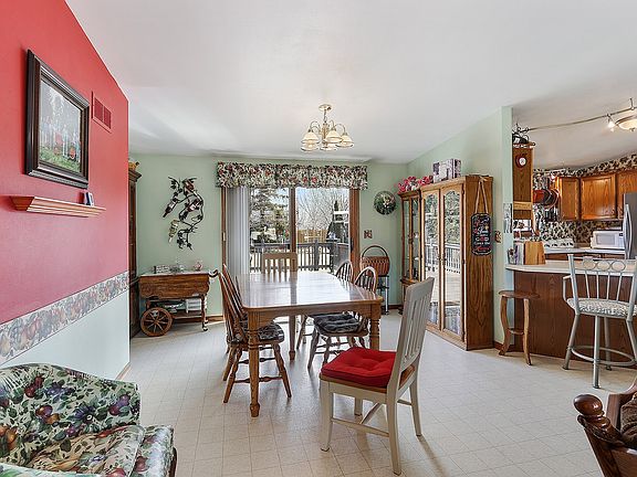 Large dining w/bump for hutch