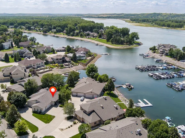 1340 Riverwood Dr, Bismarck, ND 58504