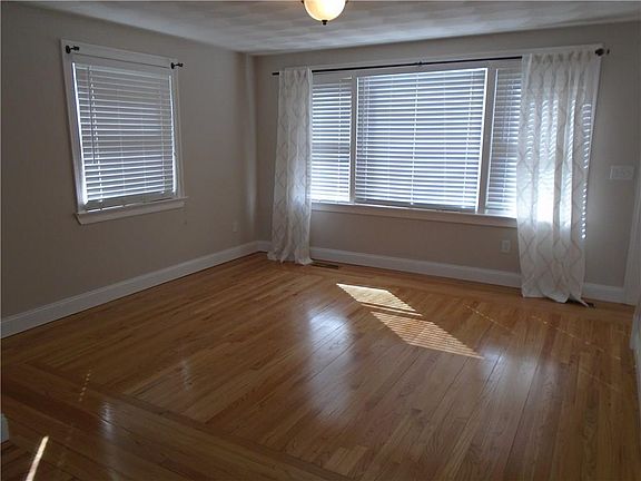 4th image of 21 W River Pkwy