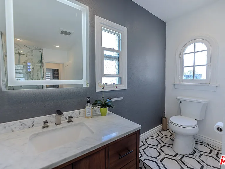 1067 S Sycamore Ave — Photo 36