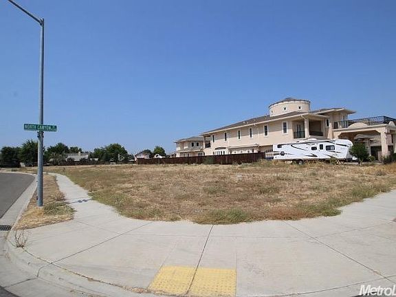 5th image of 1021 N Canyon Dr
