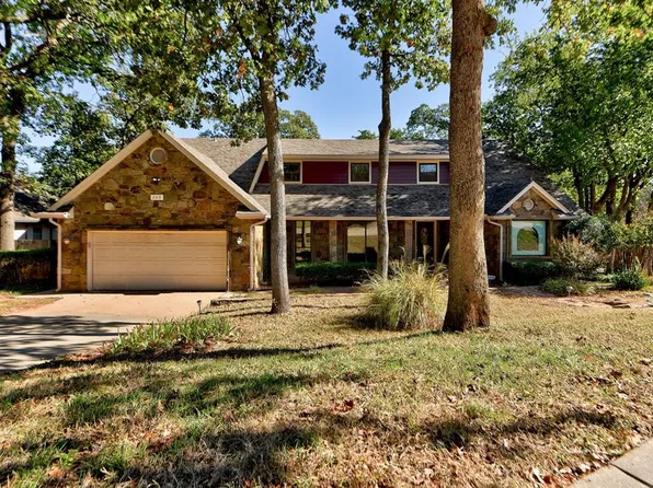 208 Crown Colony Ct, Edmond, OK 73034