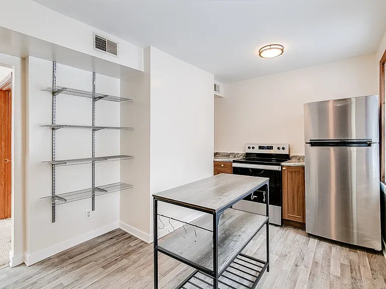 2101 Como Ave — Photo 5