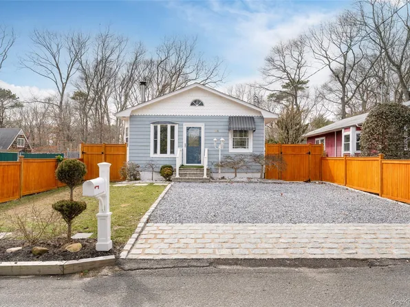 34 Shinnecock Avenue, East Quogue, NY 11942