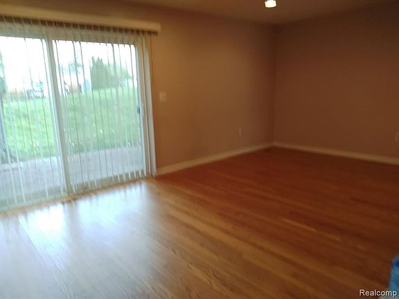 4th image of 2106 Parmenter Blvd #1