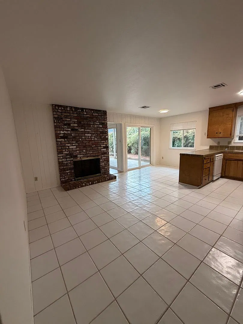 **Beautiful 4-Bedroom Home in Desirable Elk Grove Neighborhood — Photo 3