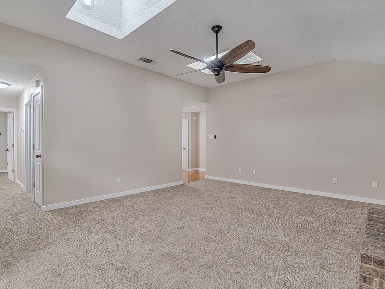 937 Springhill Dr — Photo 3