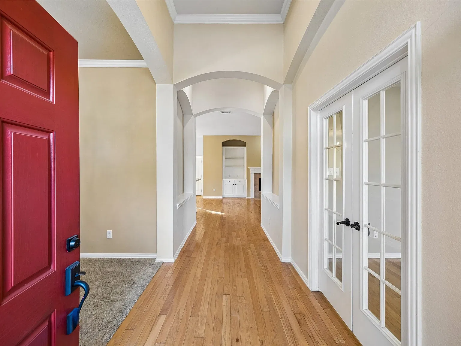 3 bed, 2.0 bath, 2212 sqft, $2,600 — Photo 3
