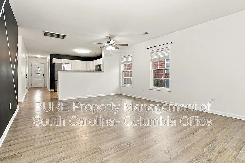 3 bed, 3.0 bath, 1672 sqft — Photo 4