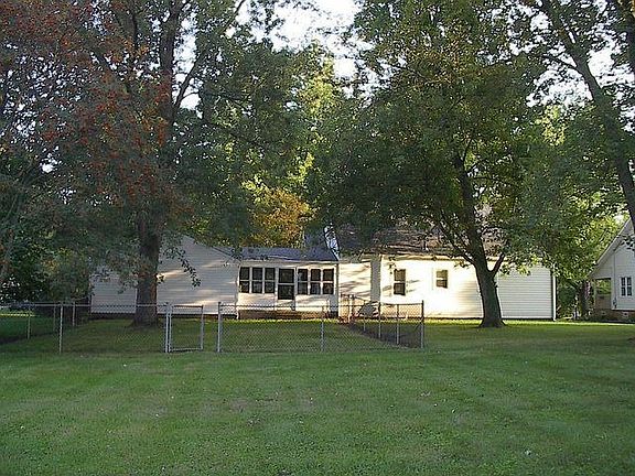 Spacious shaded back yard and breezeway view,