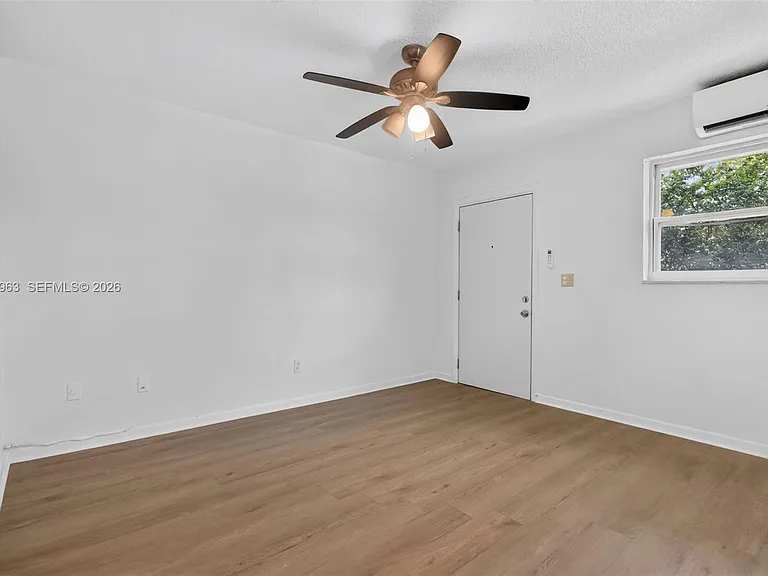 458 SW 9th St #1 — Photo 6