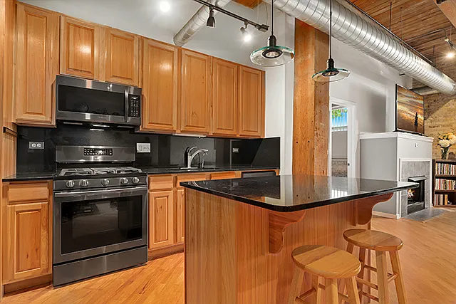 1740 N Maplewood Ave #104 — Photo 8