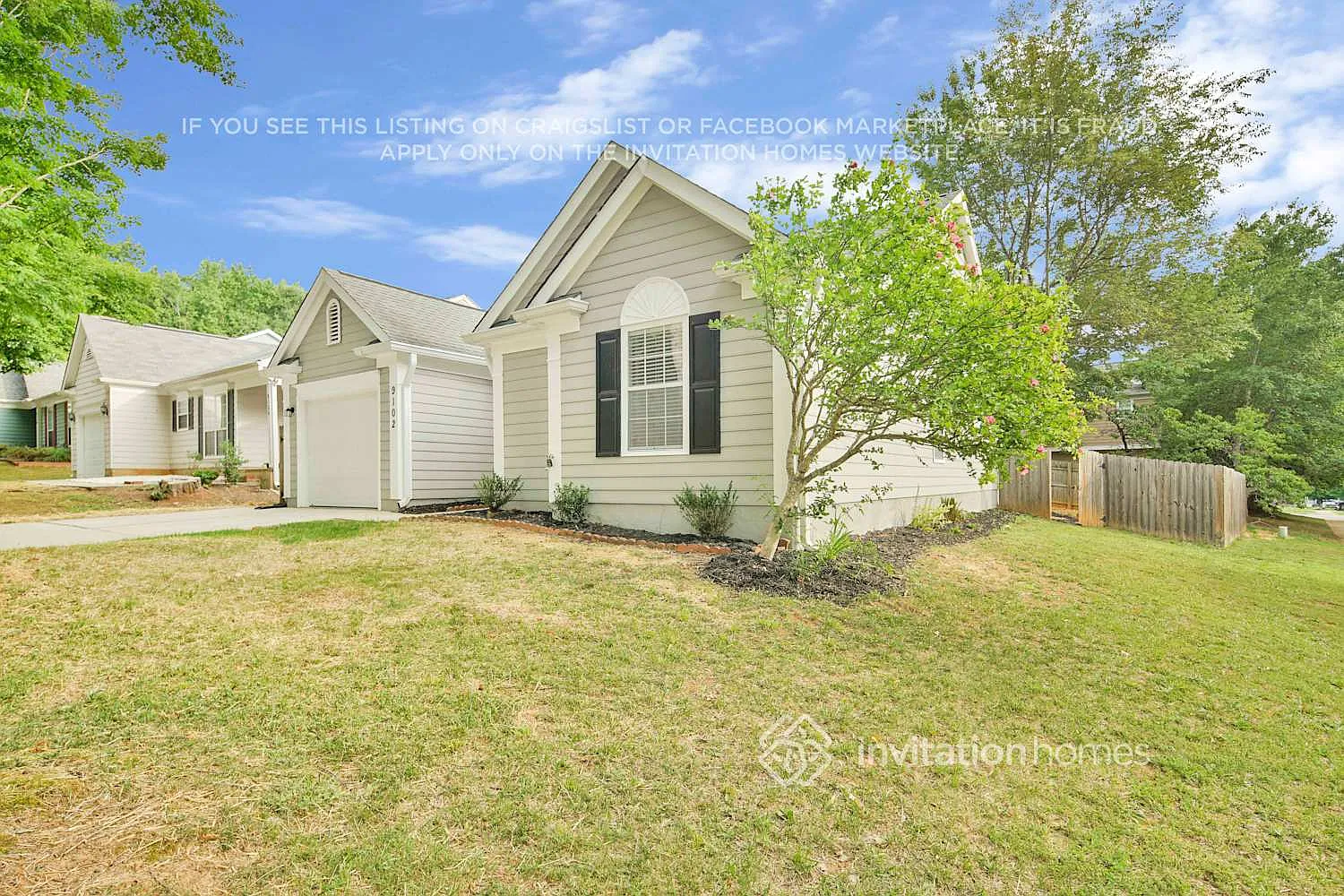 9102 Eaker Ct Charlotte, NC 28215 — Photo 2