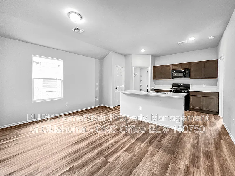 3 bed, 2.0 bath, 1342 sqft, $1,425 — Photo 3