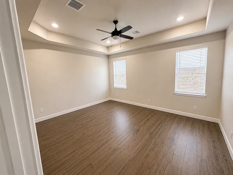 876 Eastwell Dr — Photo 8