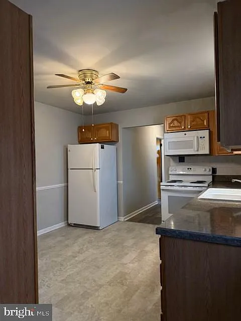 3 bed, 3920 sqft, $2,100 — Photo 4
