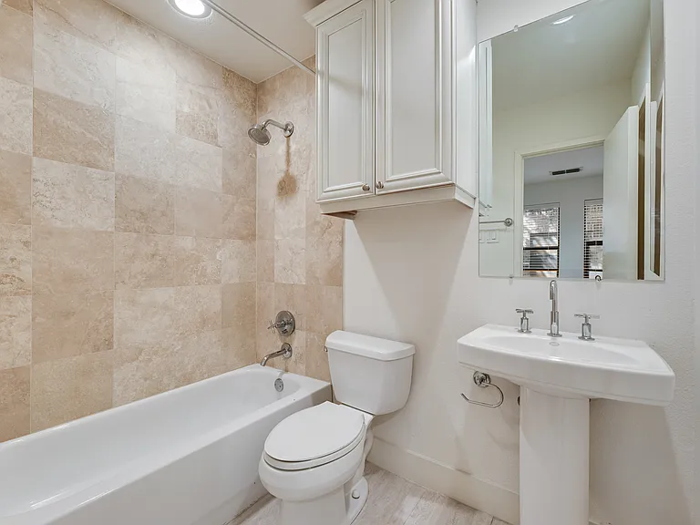 2411 N Hall St #5 — Photo 6