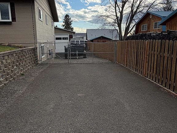3rd image of 1306 Hemlock Ave