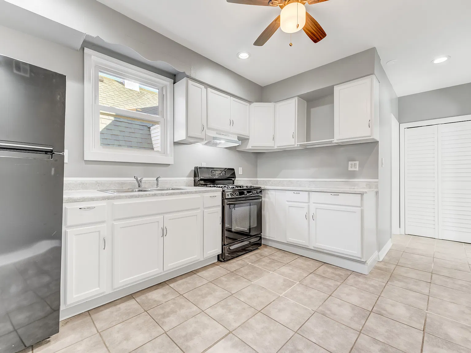 3 bed, 1500 sqft, $2,100 — Photo 3