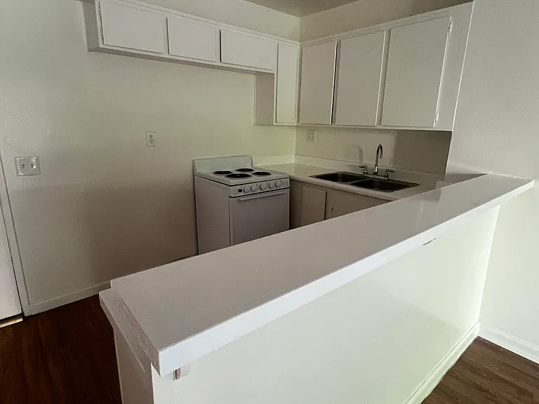Lennox Lanai Apartments — Photo 29