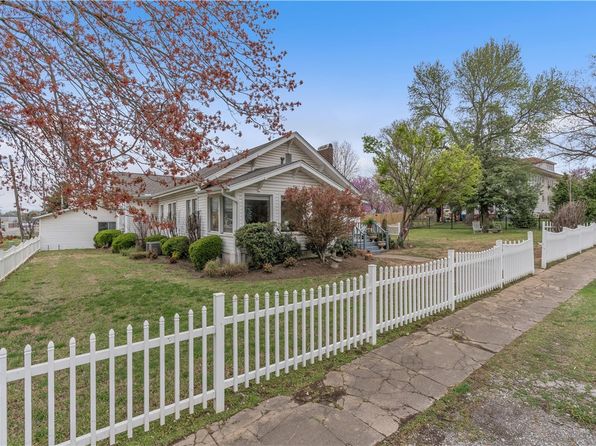 105 4th Ave SE, Gravette, AR 72736