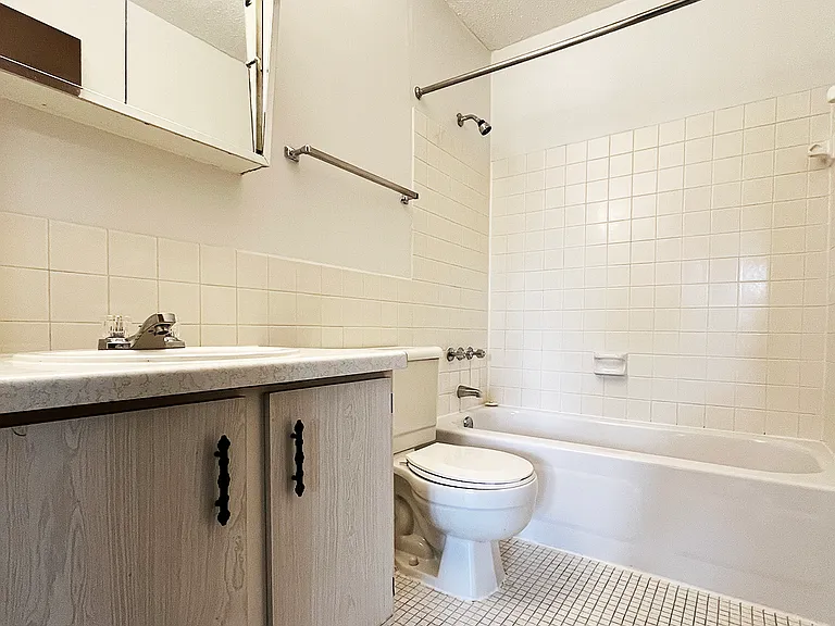 Hilltop Lane Apartments — Photo 6