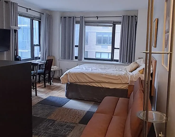 210 E 47th St #7A — Photo 2