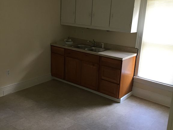 2nd image of 918 W 10th St APT 2
