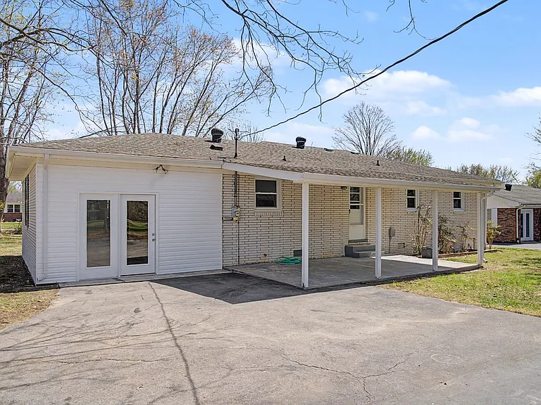 521 Greenwood Dr — Photo 2