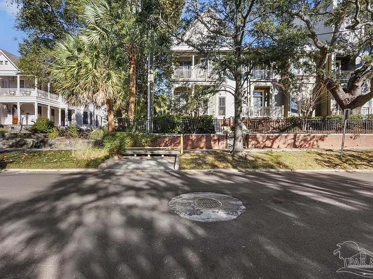 214 W La Rua St — Photo 3
