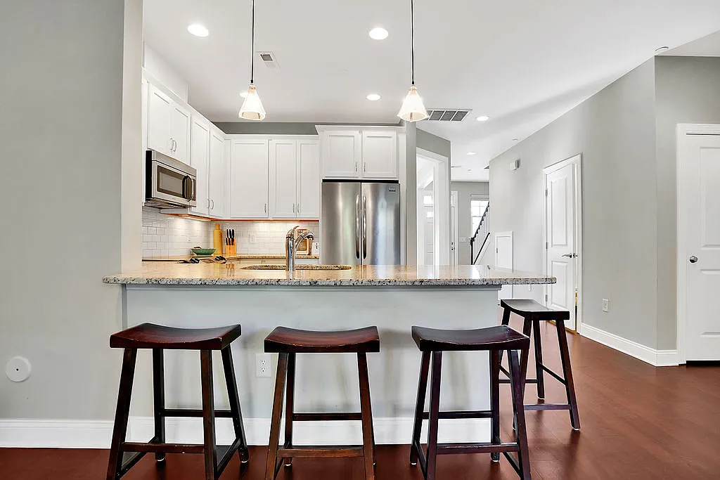3 bed, 2.5 bath, 1450 sqft, $2,045 — Photo 3
