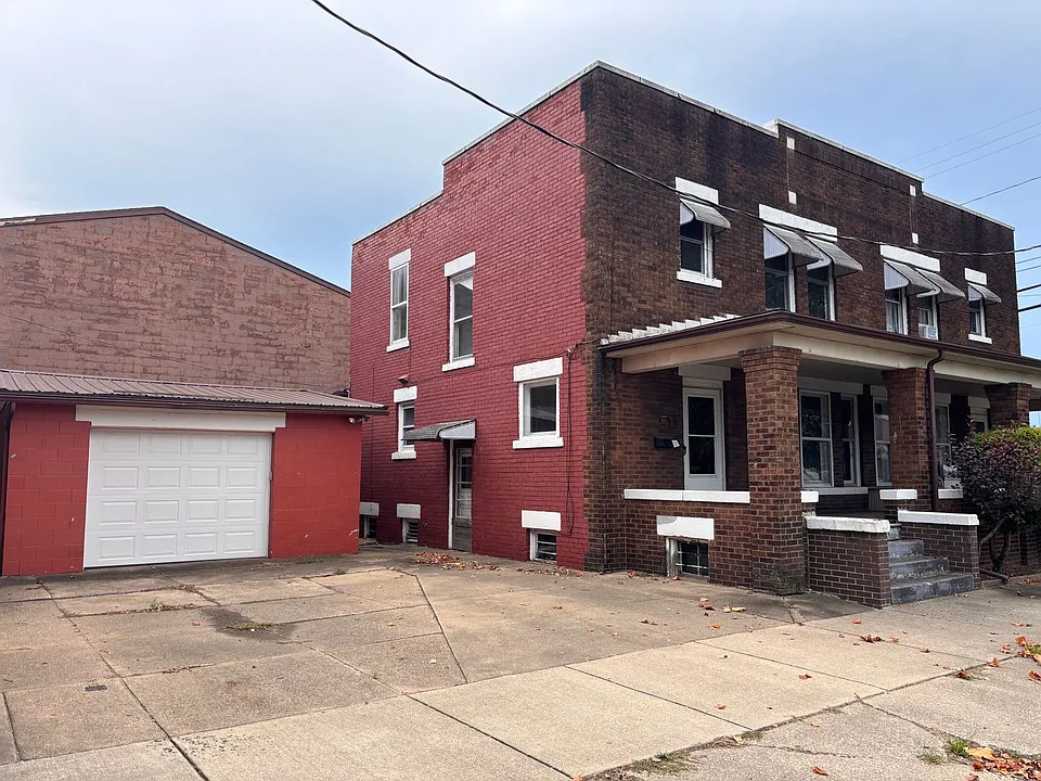 306 W 4th St