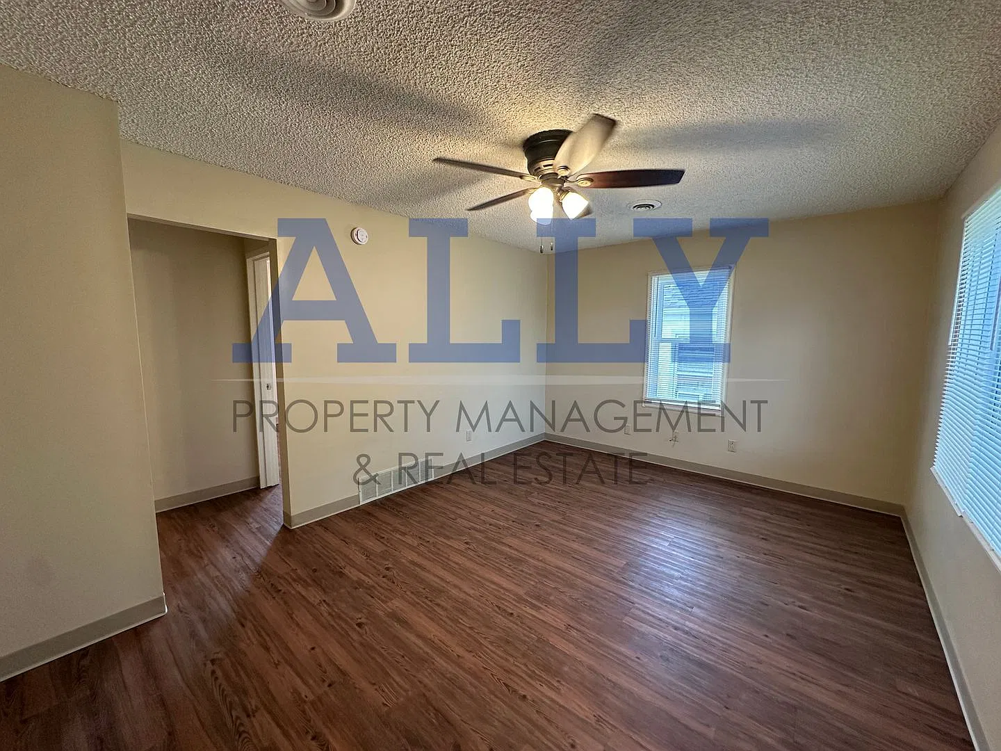 Two bedroom, one and half bathroom house! One Car detached garage! Fenced in yard! — Photo 2