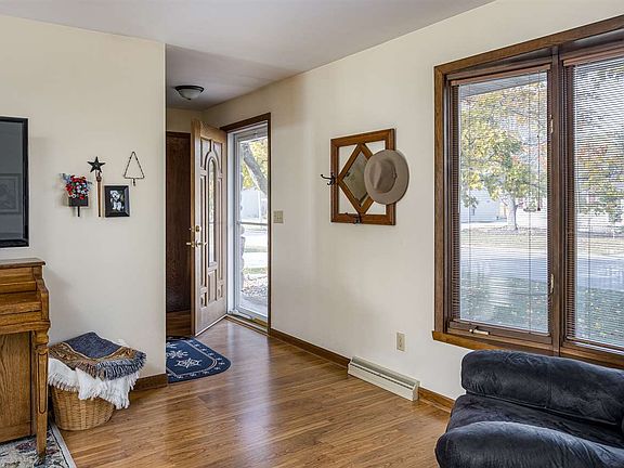 4th image of 1129 Greenwood Dr